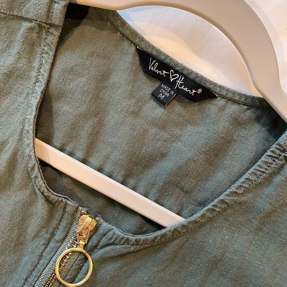 Olive Green Sleeveless Vest with Pockets - Picture 3 of 3